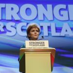 La ministra principal de Escocia, Nicola Sturgeon, en Aberdeen en el congreso anual de su partido, el Nacionalista Escocés (SNP)