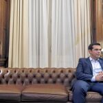 Tsipras espera ayer a ser recibido por el presidente griego, Prokopis Paulopulos