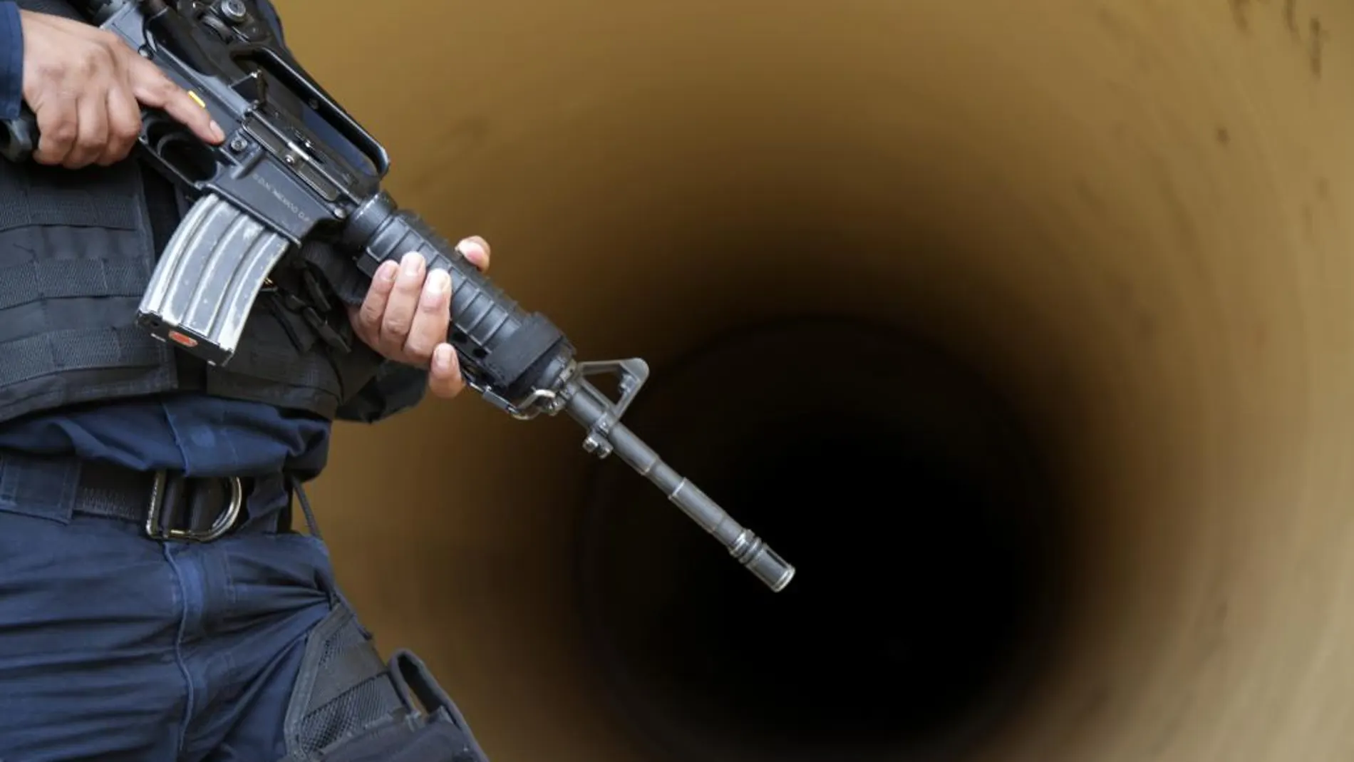 Un agente de la policía federal mexicana, ante el túnel.