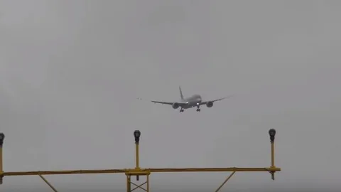 Momento en el que el avión parece detenido en el aire