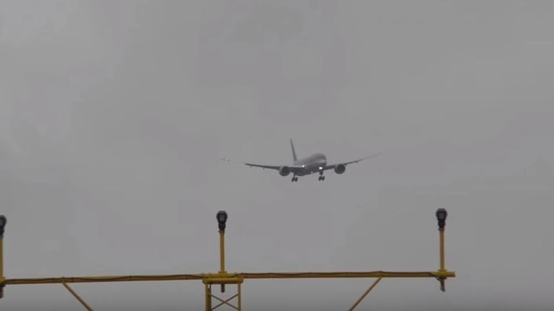 Momento en el que el avión parece detenido en el aire