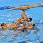 Las nadadoras españolas ejecutan su ejercicio por equipos