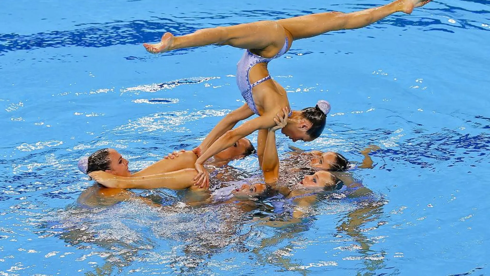 Las nadadoras españolas ejecutan su ejercicio por equipos