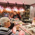 Francisco y Raúl Sahagún y Tere Bahillo atienden a los clientes