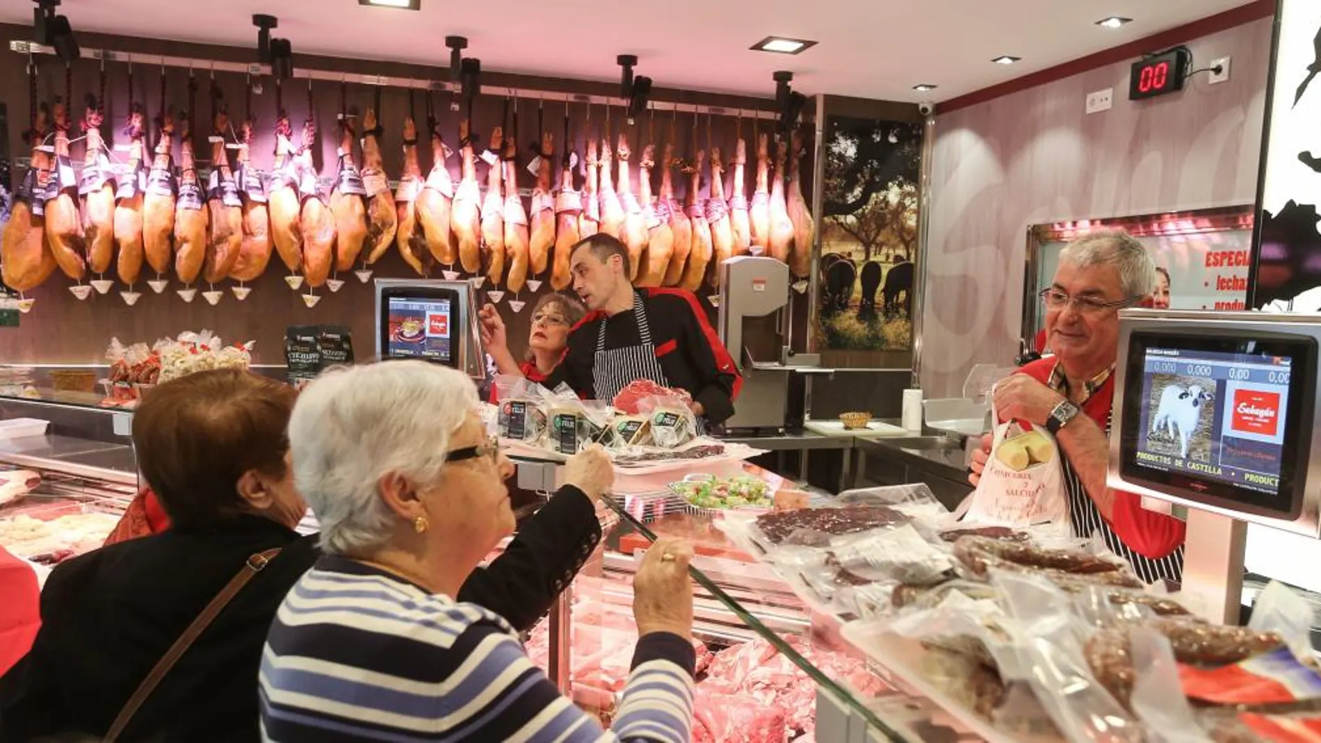 Francisco y Raúl Sahagún y Tere Bahillo atienden a los clientes