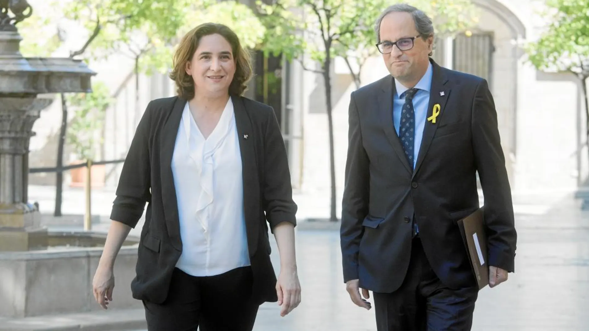 La alcaldesa de Barcelona, Ada Colau, y el presidente de la Generalitat, Quim Torra, ayer, antes de la reunión en el Palau.