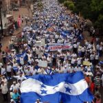 Miles de hondureños seguidores del nuevo gobierno de Roberto Micheletti