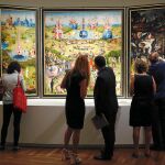 Un grupo de visitantes, frente al «Jardín de las delicias»