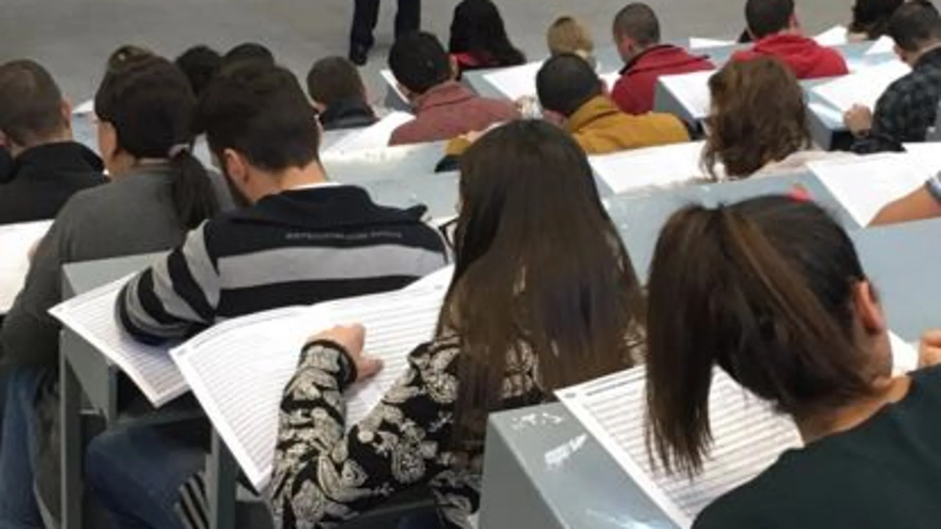 Imagen de los aspirantes a conductores de Metro el día del exámen, colgada por Cristina Cifuenntes en su ceunta de twitter