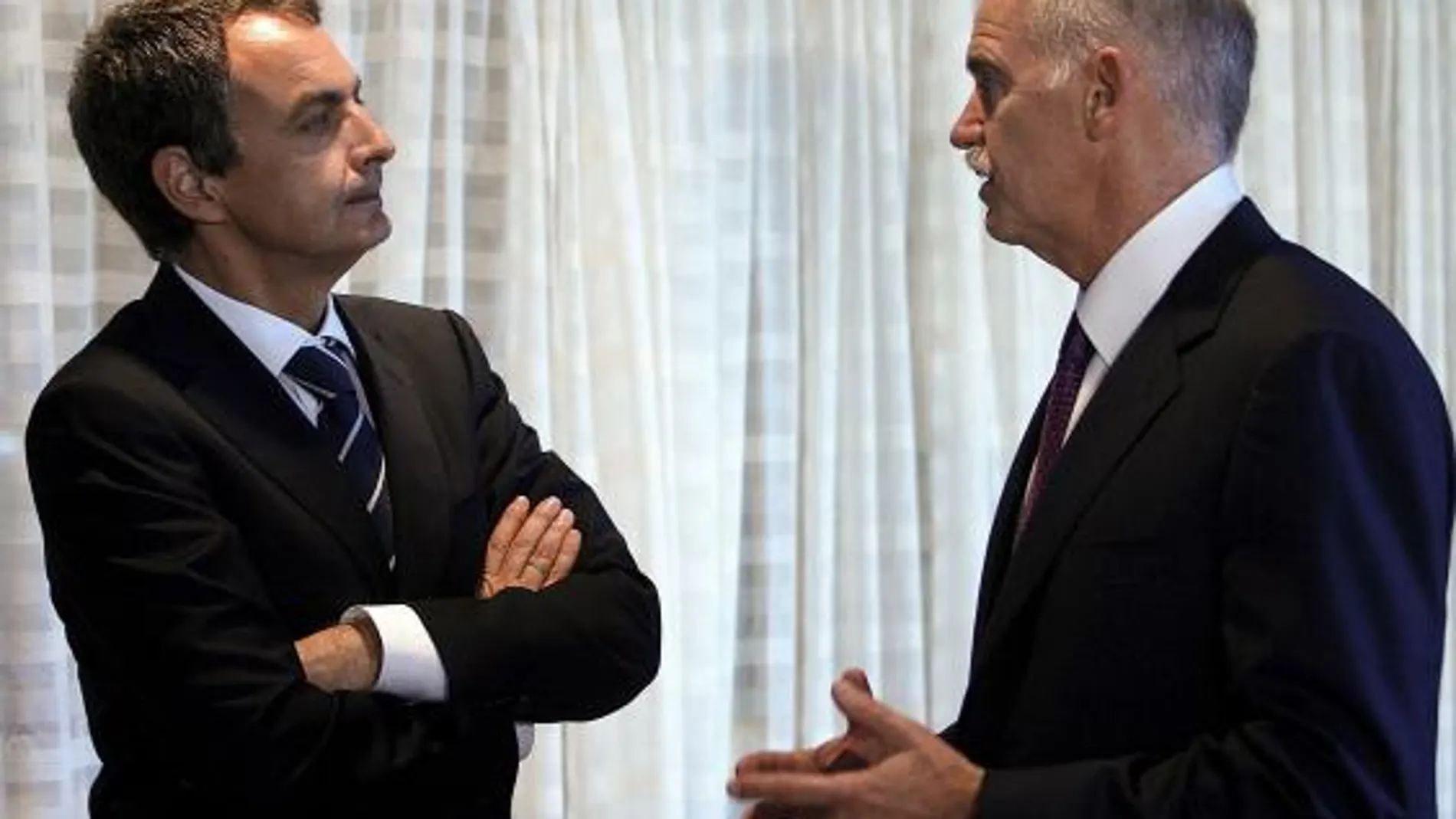 Zapatero charla con el primer ministro griego, Giorgos Papandreu, durante el encuentro que mantuvieron en Oslo