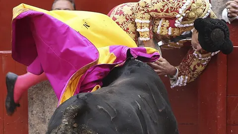 Momento del grave percance en la plaza de toros de Salamanca