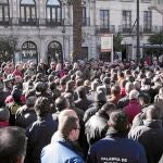 La plantilla municipal celebró ayer una asamblea en la Plaza Nueva