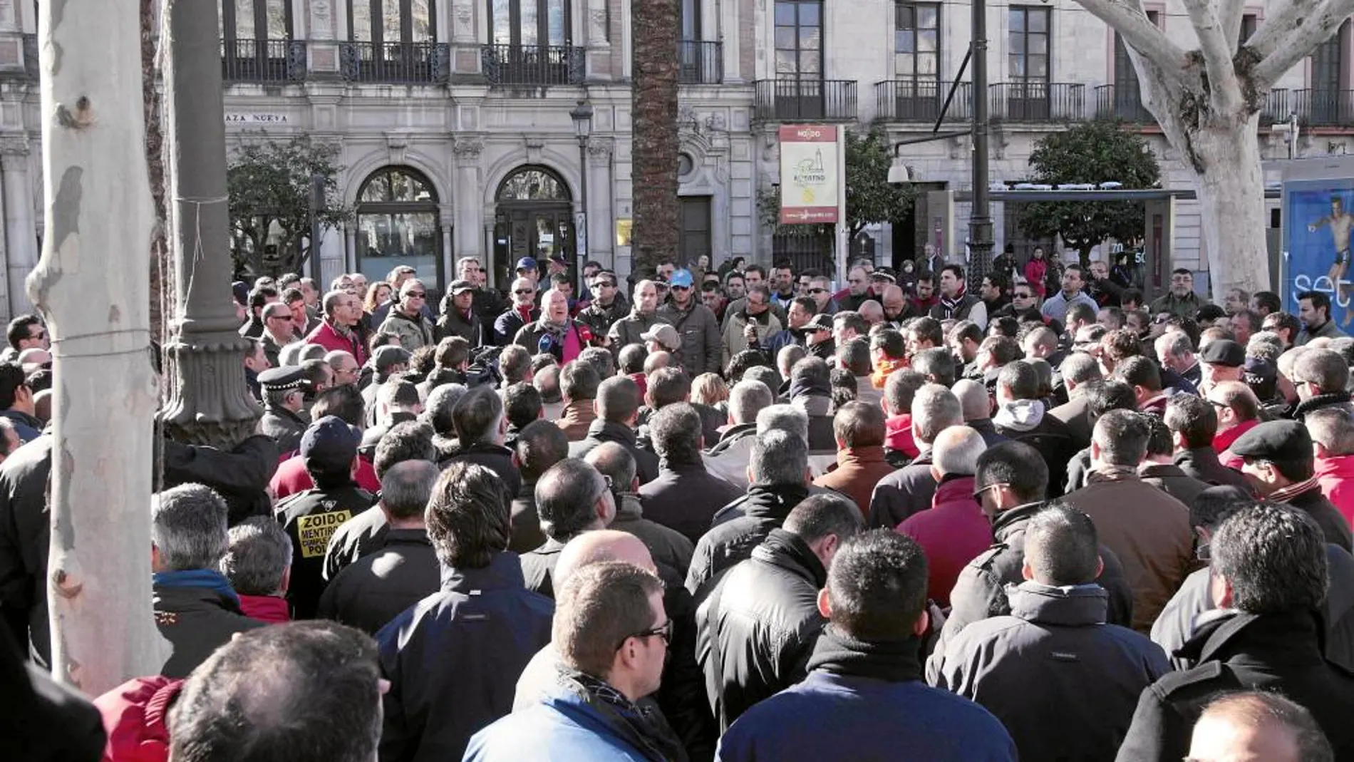 La plantilla municipal celebró ayer una asamblea en la Plaza Nueva