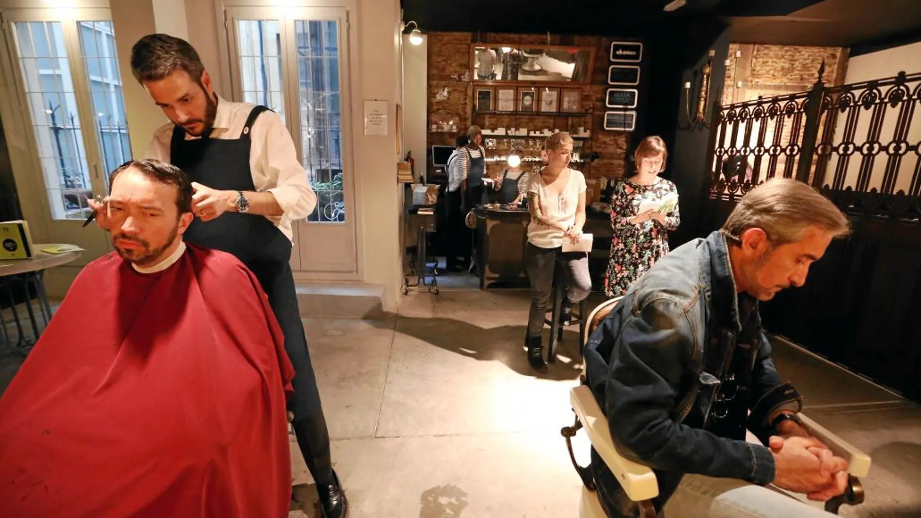La peluquería Isaac Salido, uno de los escenarios de las «Lecturas públicas en lugares insólitos»