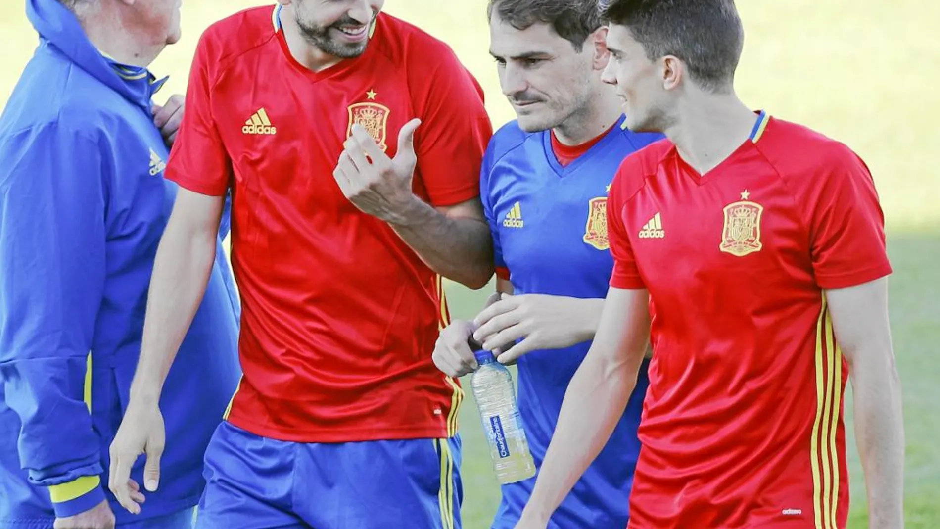 Piqué, Casillas y Bartra, junto a Del Bosque