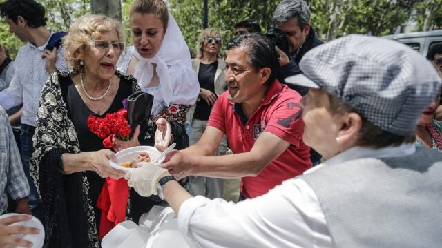 La alcaldesa de Madrid, Manuela Carmena degusta el típico cocido madrileño en la Pradera de San Isidro.