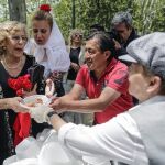 La alcaldesa de Madrid, Manuela Carmena degusta el típico cocido madrileño en la Pradera de San Isidro.