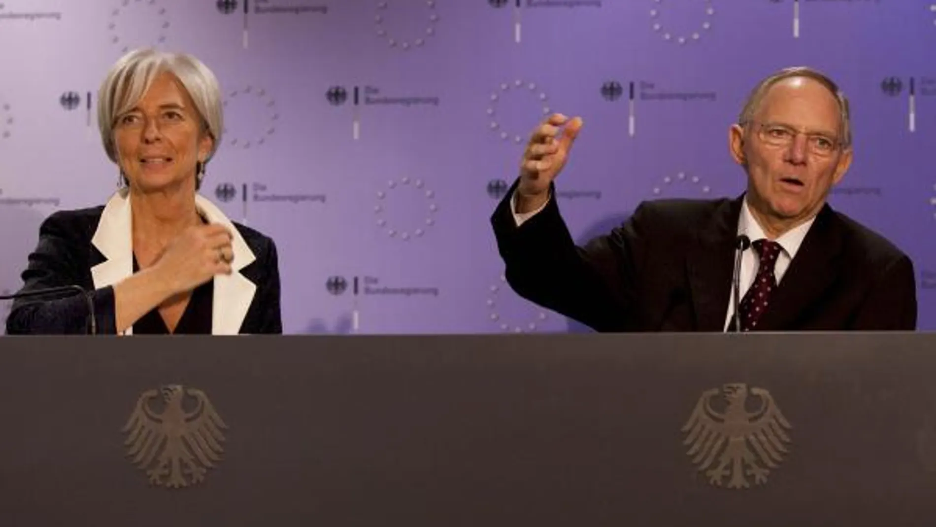 La ministra francesa de Economía, Christine Lagarde, (i), y su homólogo alemán Wolfgang Schaeuble