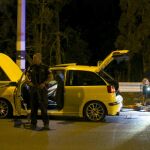 Policías israelíes junto al coche utilizado por un ciudadano árabe de Israel para atacar y herir a cuatro ciudadanos israelíes en Gan Shmuelt, Hadera