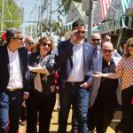 El secretario general del PSOE, Pedro Sánchez pasea por el Real la Feria de Abril