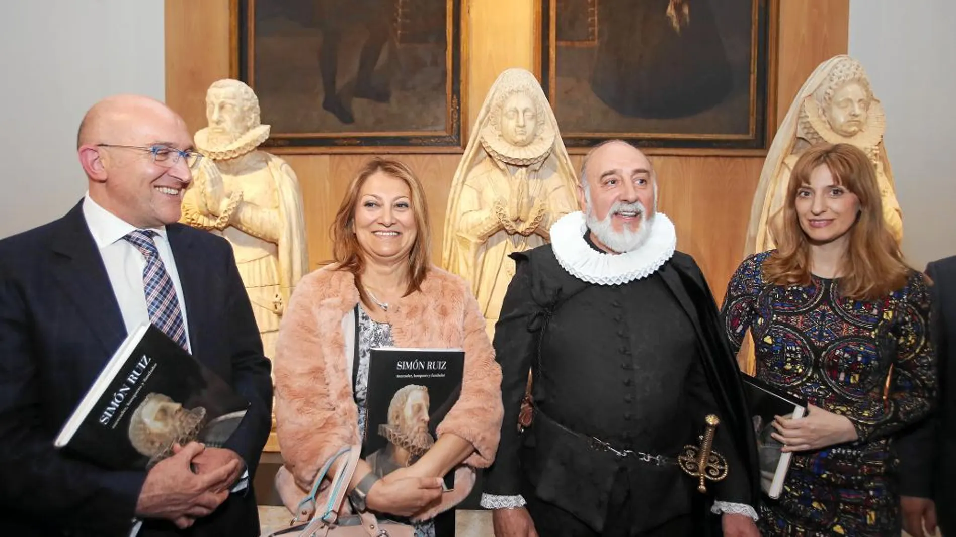 Jesús Julio Carenro, Teresa López y Mar Sancho junto a un figurante en la muestra sobre Simón Ruiz