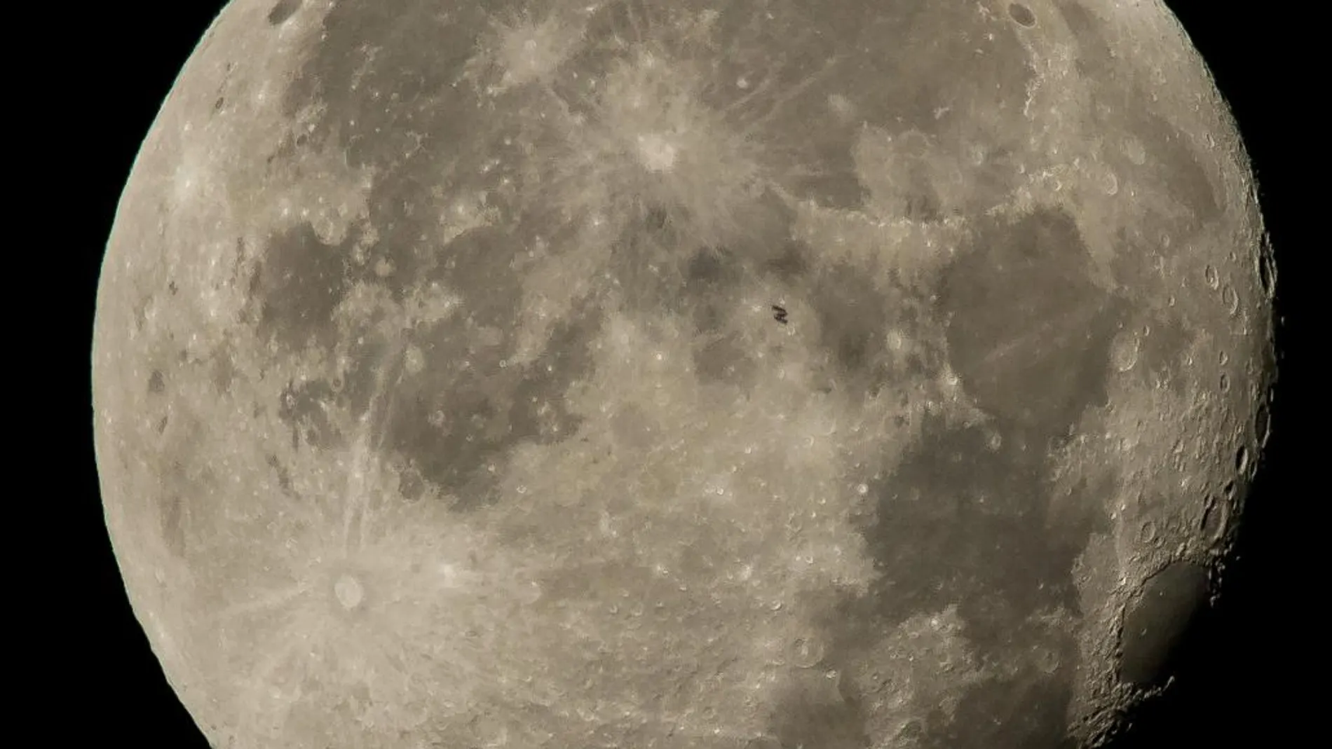 La Estación Espacial Internacional "transita"la luna