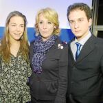 Mar Pérez y Alejandro Martín (estudiantes ganadores del año 2008-2009) posan junto a Esperanza Aguirre