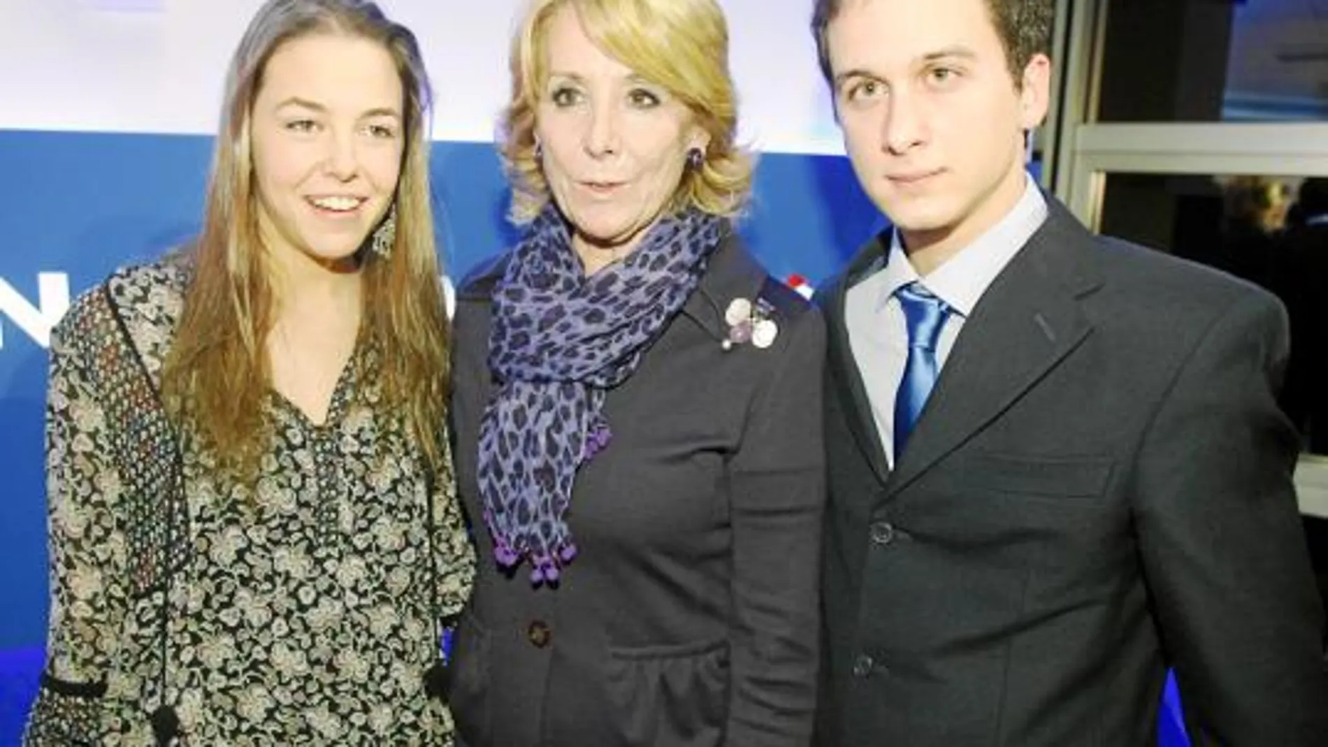 Mar Pérez y Alejandro Martín (estudiantes ganadores del año 2008-2009) posan junto a Esperanza Aguirre