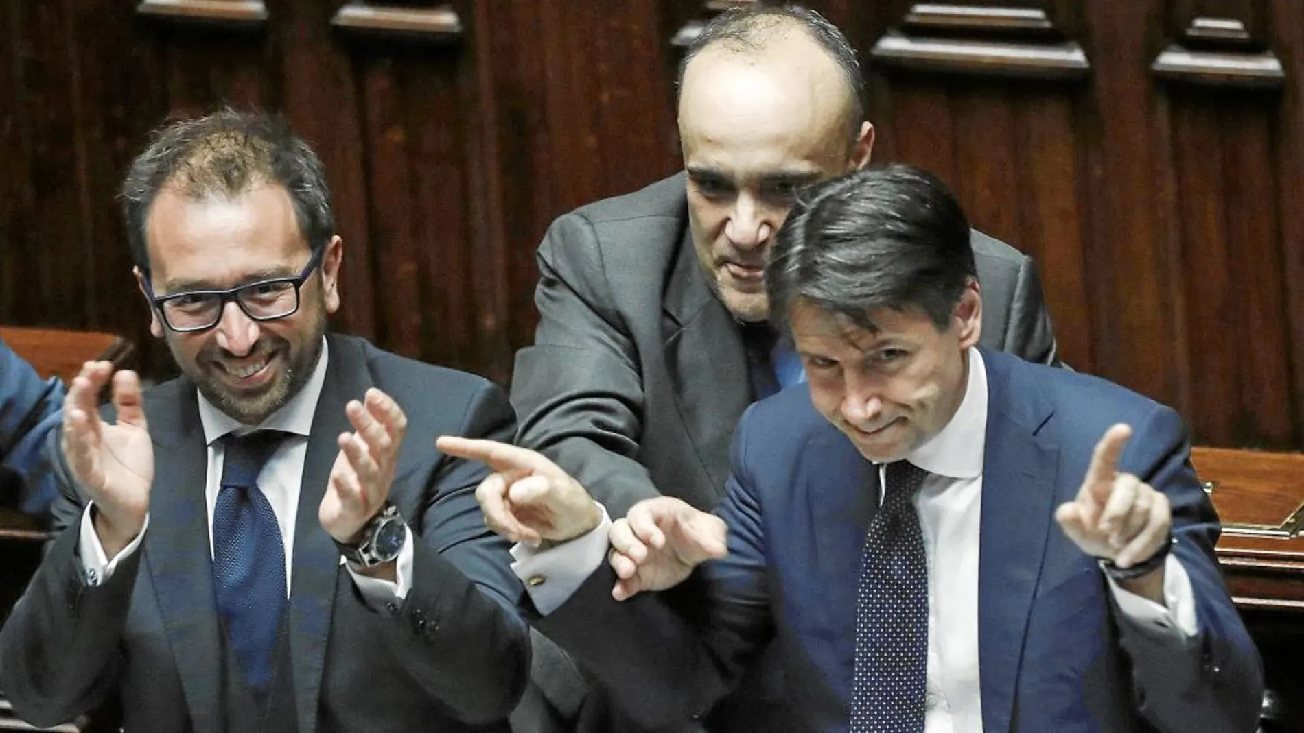 El titular de Justicia, Bonafede, y el primer ministro, Conte, agradecen el apoyo de la Cámara de Diputados, ayer, en Roma