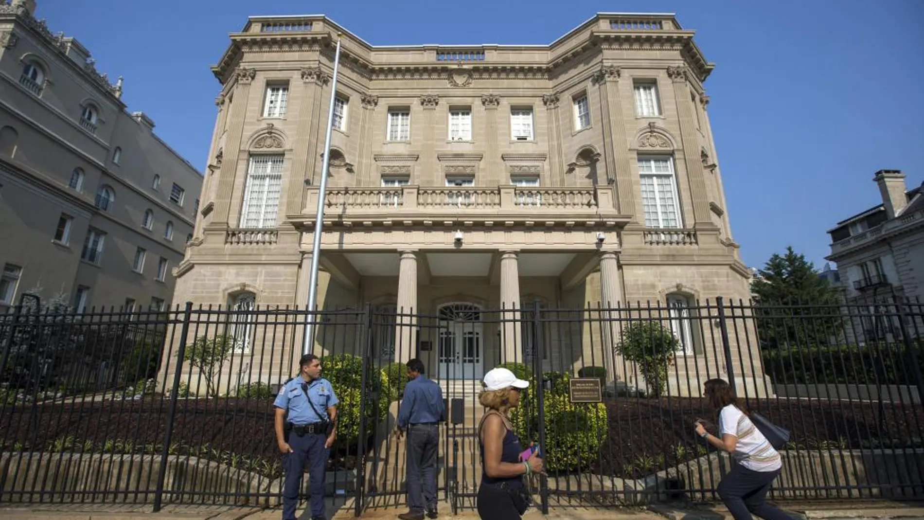 Vista del edificio que alberga la Sección de Intereses de Cuba, y que fue la primera embajada cubana en Estados Unidos en 1961, en Washington