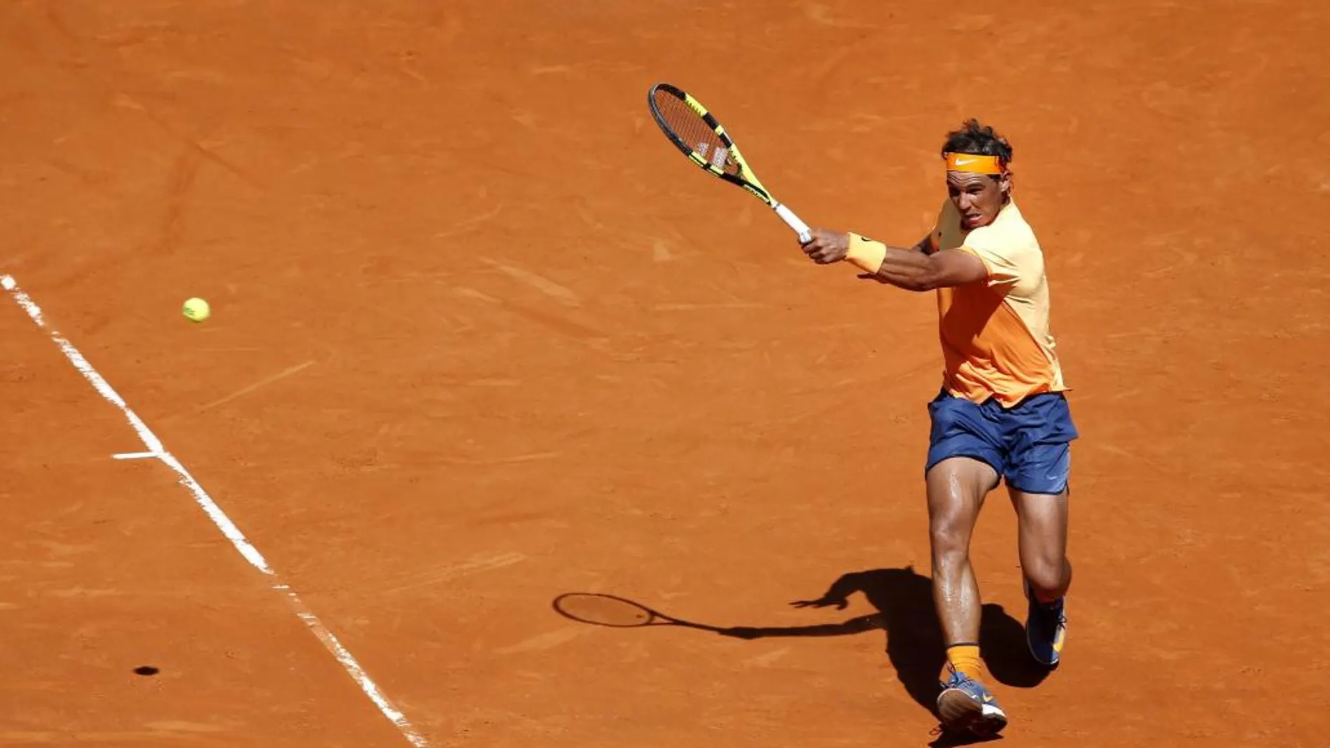El tenista español Rafael Nadal devuelve una bola al austríaco Dominic Thiem