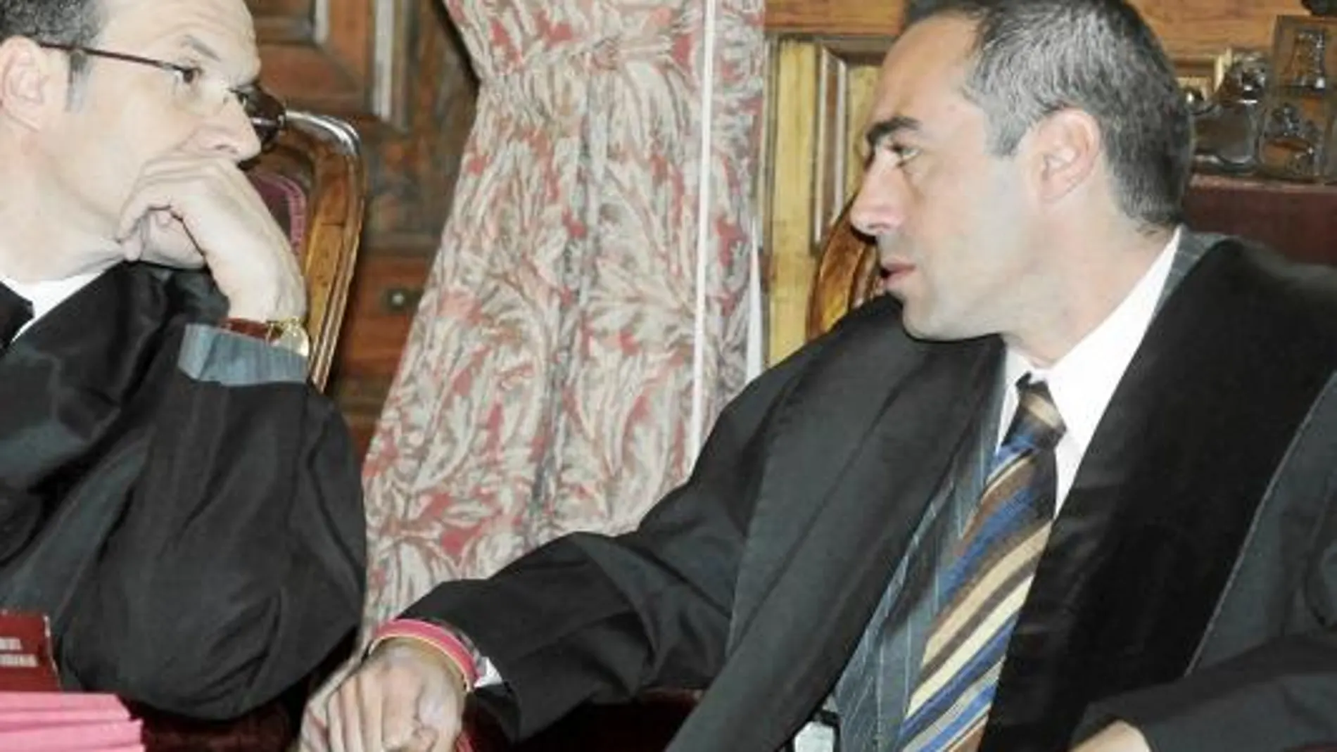 Francisco Javier de Urquía (derecha), junto a su abogado, Nicolás González, en la sala del TSJA