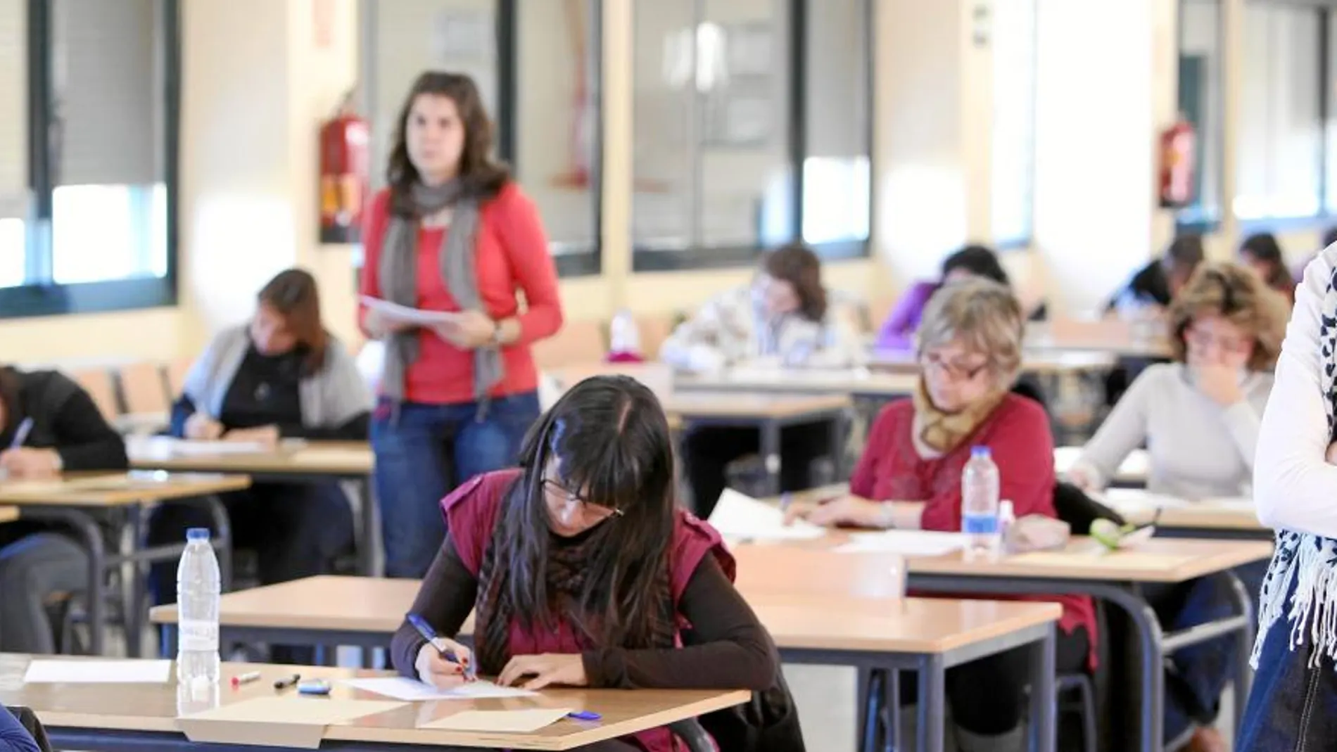 Varias mujeres realizan un examen de oposición para maestro en una convocatoria anterior