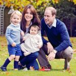 El príncipe George, junto a su hermana Charlotte y sus padres, los Duques de Cambridge, en la felicitación navideña