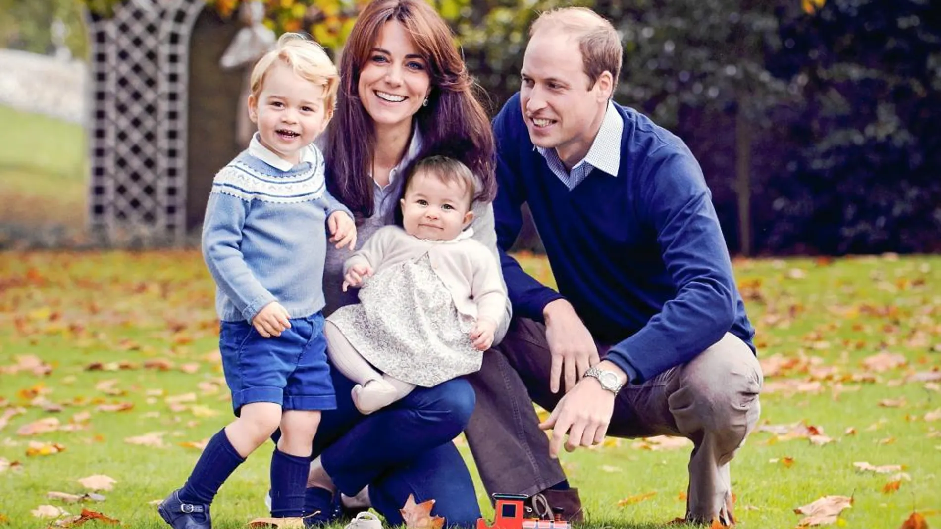El príncipe George, junto a su hermana Charlotte y sus padres, los Duques de Cambridge, en la felicitación navideña