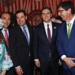 Albert Rivera y Juanma Moreno, entre otros, ayer en el Real de la Feria de Sevilla
