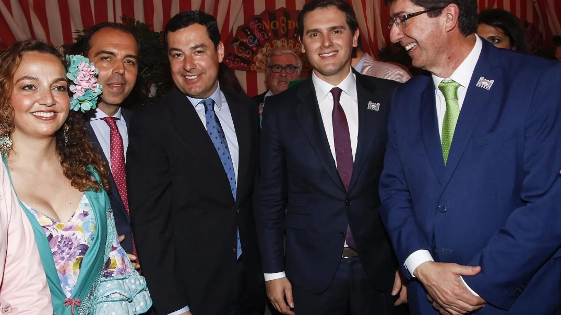 Albert Rivera y Juanma Moreno, entre otros, ayer en el Real de la Feria de Sevilla