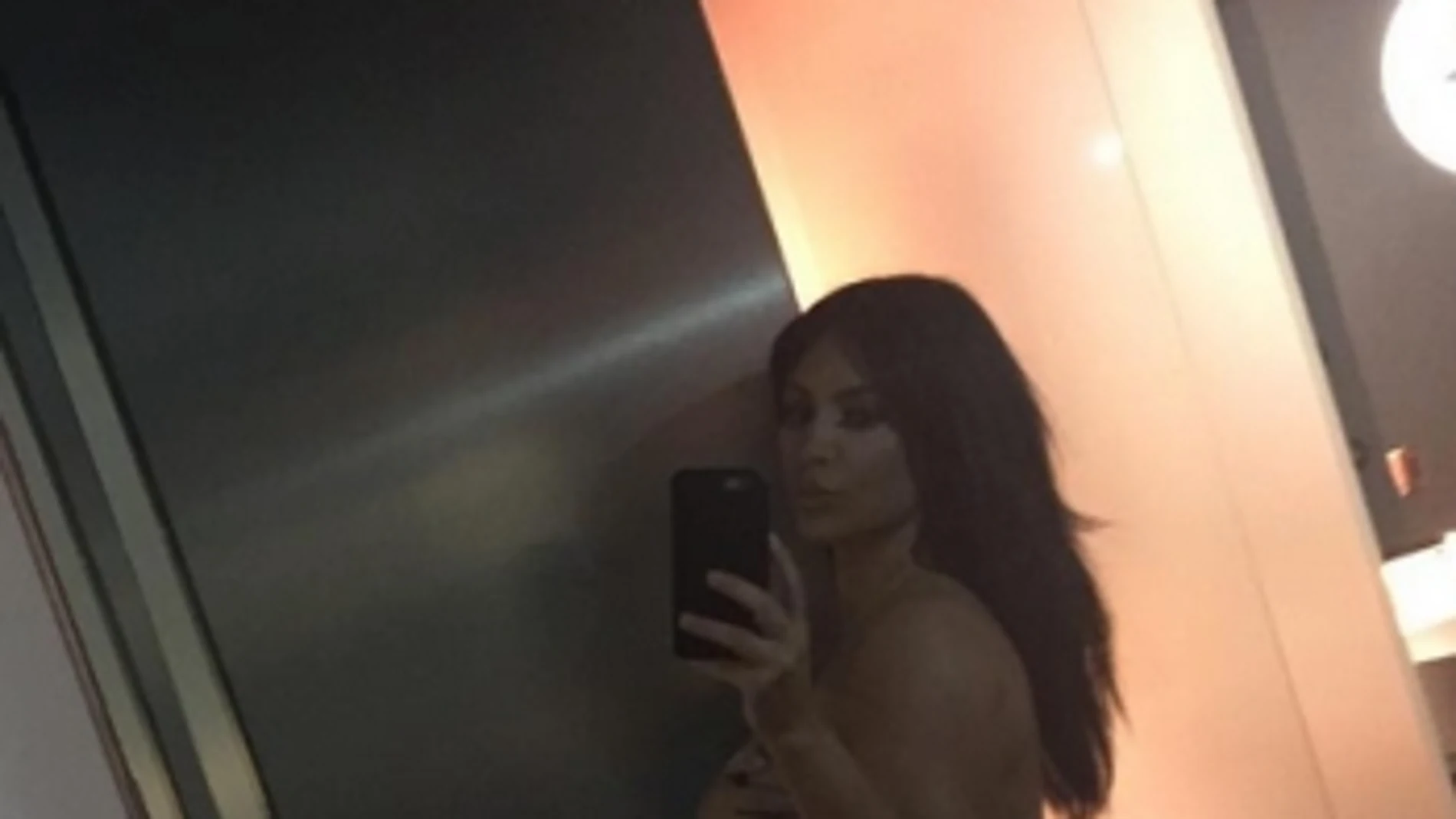 Kim Kardashian completamente desnuda