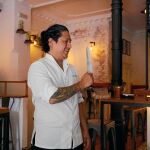 Mario Céspedes en su local de la calle Don Ramón de la Cruz en el que propone una cocina de contrastes