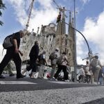Imagen de archivo de un grupo de turistas llega caminando en las inmediaciones de la basílica de la Sagrada Familia de Barcelona