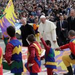 El papa Francisco a su llegada a la audiencia general de la Plaza de San Pedro