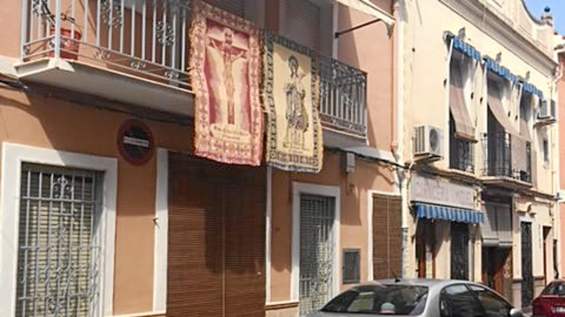 Dos balcones de los muchos que ayer lucían a los patronos en Vilamarxant