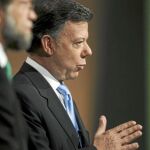Juan Manuel Santos gesticula durante uno de los debates televisados en presencia de su oponente en la segunda vuelta, Antanas Mockus