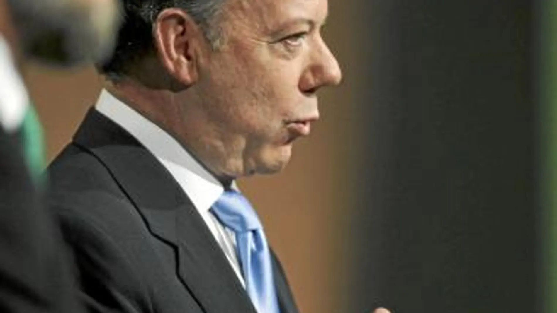 Juan Manuel Santos gesticula durante uno de los debates televisados en presencia de su oponente en la segunda vuelta, Antanas Mockus