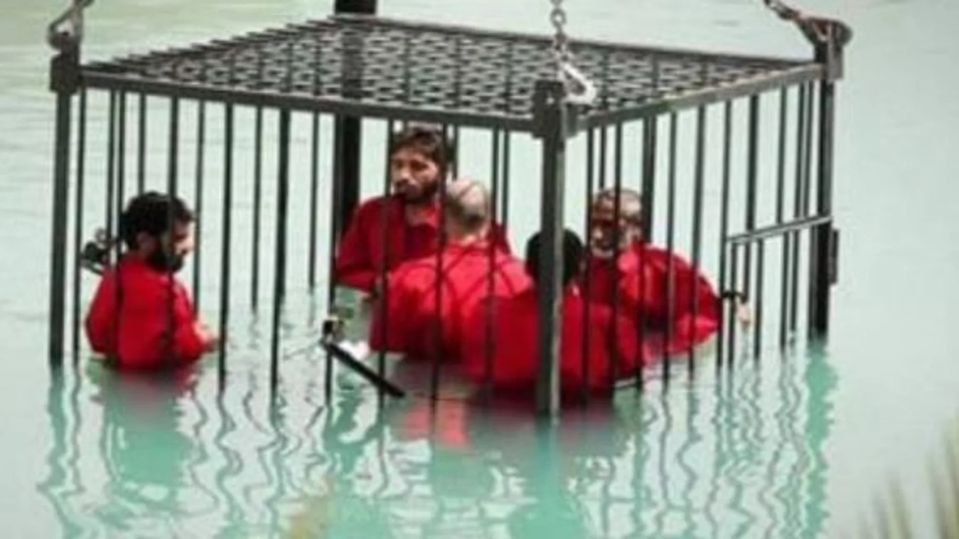 Daesh ejecuta a siete civiles sumergiéndoles en una piscina dentro de una jaula