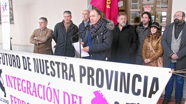 Eduardo López Sendino, secretario general de UPL, se dirige a los asistentes en la concentración de protesta por la finalización de las obras de integración de Feve en la capital leonesa; tras él, representantes municipales de PSOE, Ciudadanos y Podemos