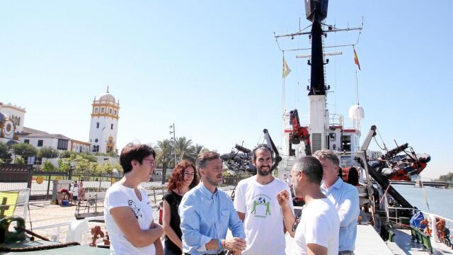 El consejero arrancó con una visita al buque «Arctic Sunrise» de Greenpeace