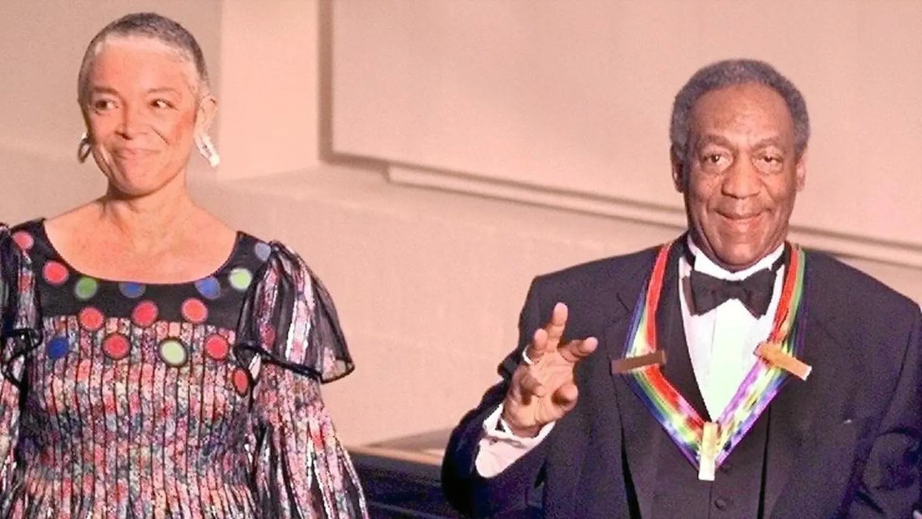 Camille y Bill Cosby en 1998 tras ser condecorado en la Casa Blanca por el Centro Kennedy por su trabajo televisivo