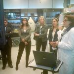 Alicia Sánchez-Camacho junto a Ana Pastor y Àngels Esteller, ayer en el Centro de Medicina Regenerativa de Barcelona