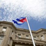 Imagen de la bandera izada en la embajada cubana de Washington
